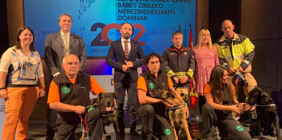 Reconocen el trabajo de perros de salvamento con la Medalla al Mérito de la Protección Civil