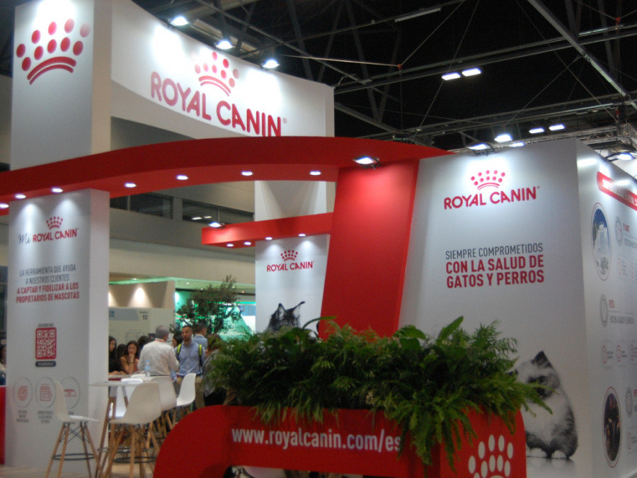 Royal canin stand