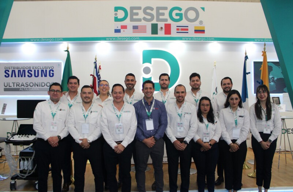 El equipo de Desego posa en su stand