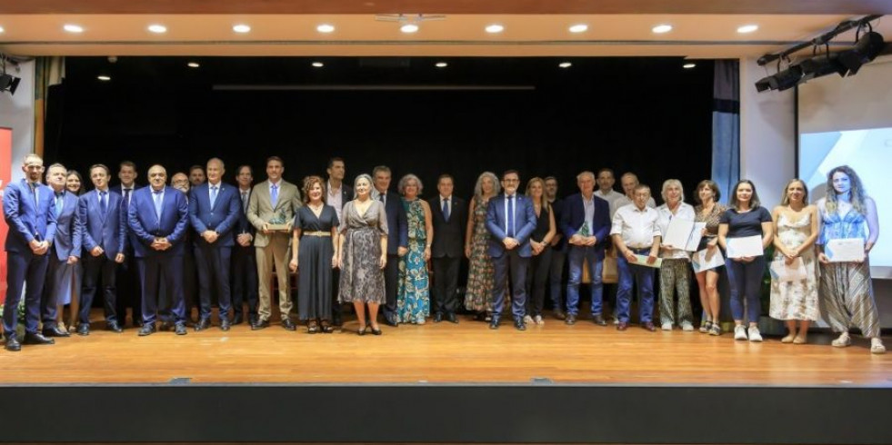 El Colegio de Murcia entrega su medalla de oro al Consejo General de Colegios Veterinarios de España