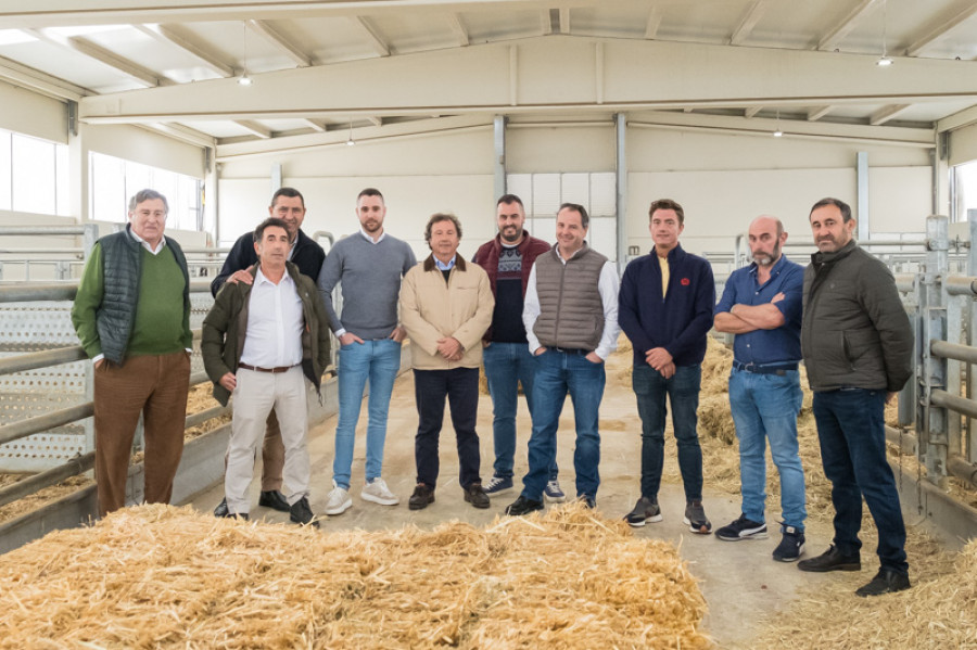 El consejero Pablo Palencia durante su visita al centro de concentración de animales de Galizano