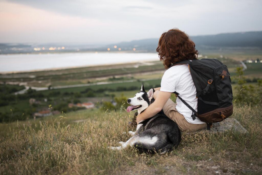 Mujer de excursión con su perro