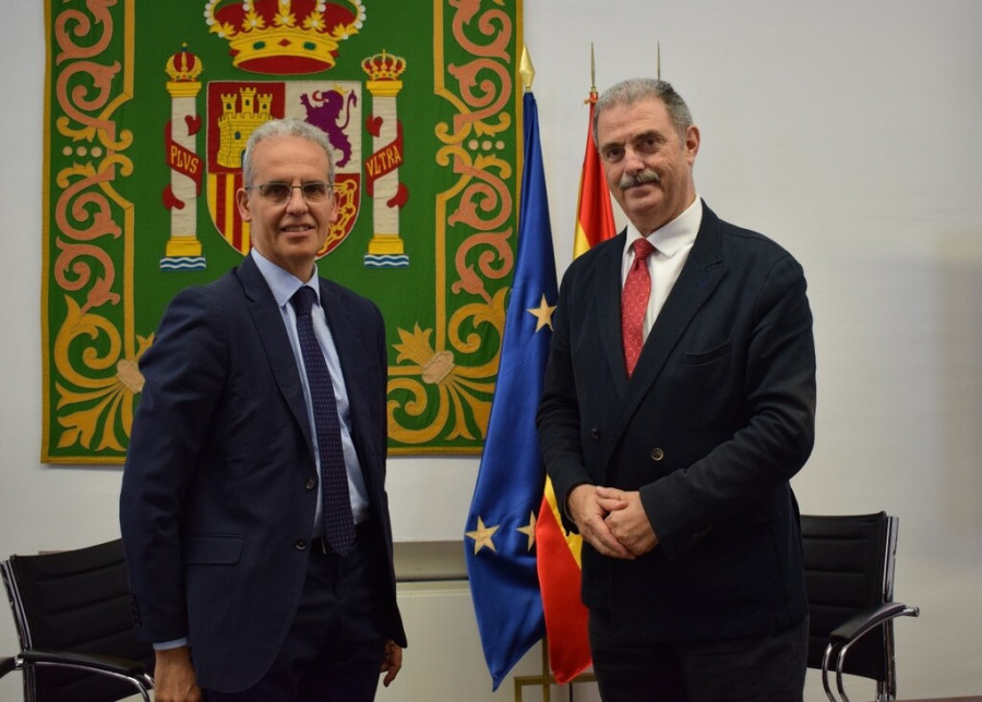 D. Luis Martínez -Sicluna Sepúlveda, Secretario General de la FEMP y D. Juan Carlos Ortiz Menéndez Presidente de AVEM