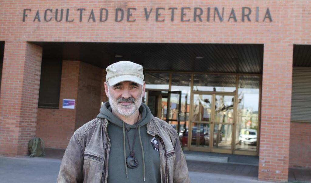 Dani serralta frente a la facultad de veterinaria de la ULE