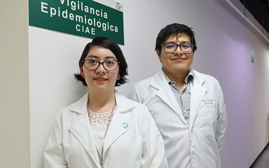 La doctora Elizabet Damaris Flores Vivaldo y el doctor Carlos Becerril Gutiérrez.