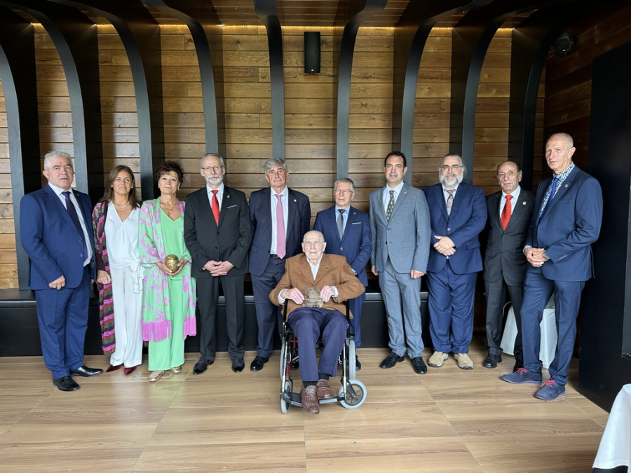 Junta directiva Colegio León y homenajeados