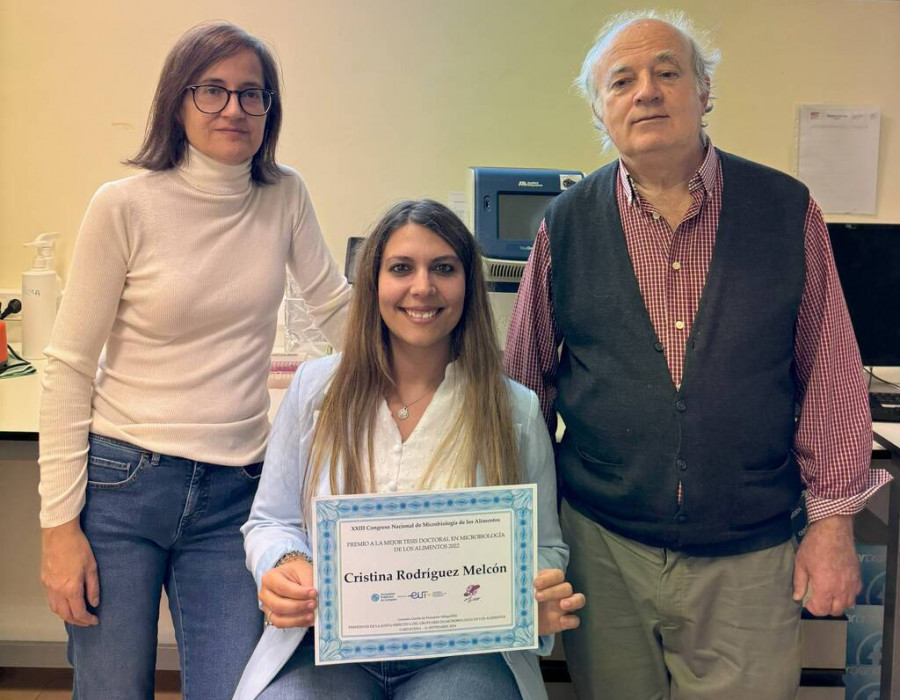 Cristina Rodríguez Melcón (centro) junto a los directores de su Tesis Doctoral (Rosa Capita González y Carlos Alonso Calleja)