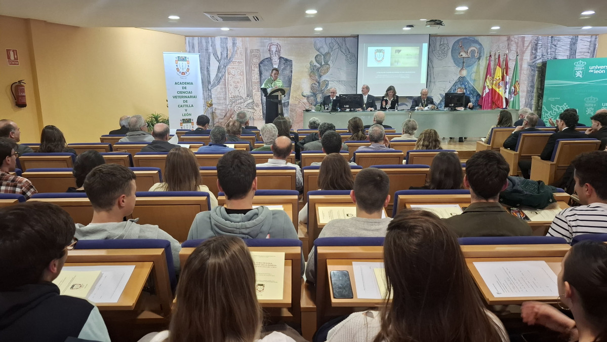 Lorena de la Fuente ingresa en la Academia de Ciencias Veterinarias de Castilla y León